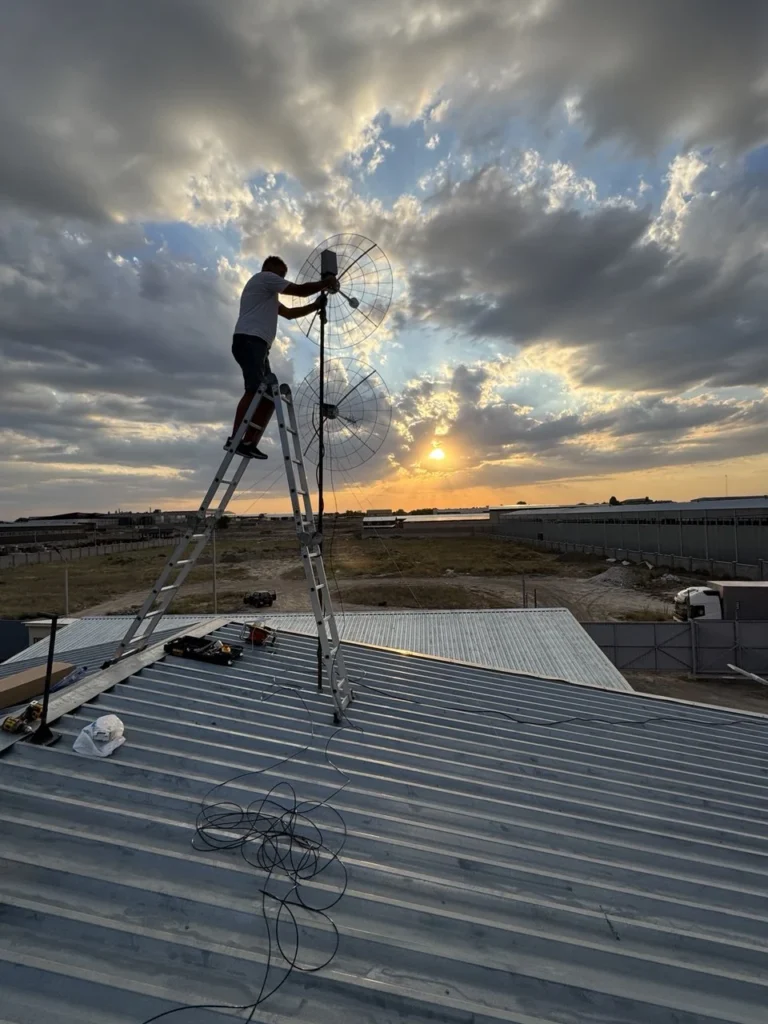 Монтаж оборудования для Wi-Fi интернета на складе карго в Алматы