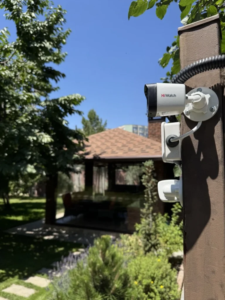 Установка камеры видеонаблюдения на частном доме в Алматы