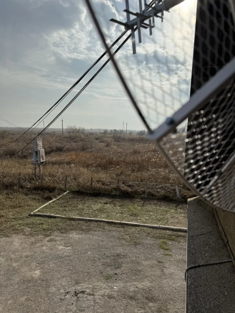 Монтаж спутникового интернета Starlink на участке возле Капчагая