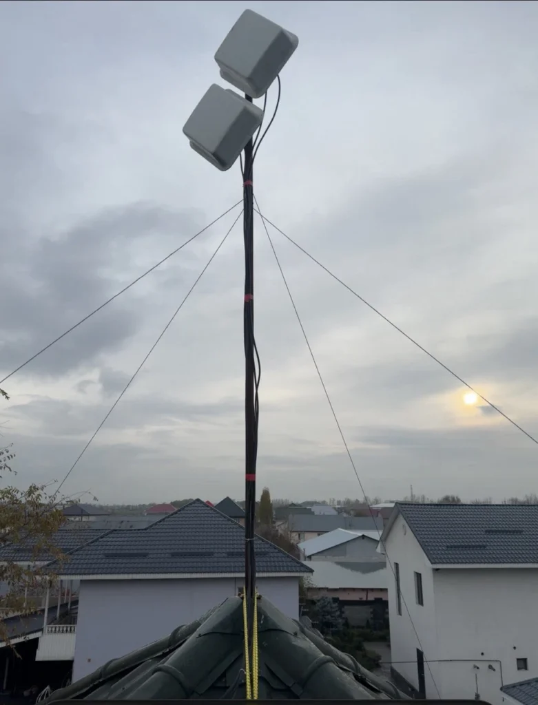 4G антенна и модем Крокс на крыше частного дома