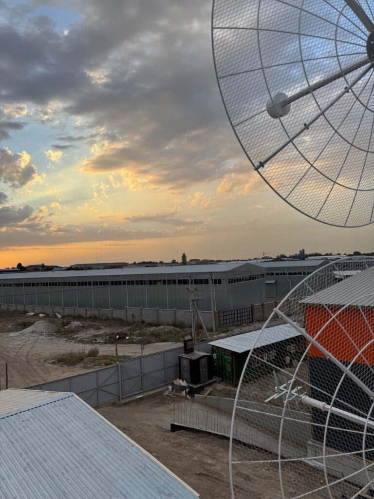 Монтаж антенны для усиления мобильной связи и 4G интернета на объекте в Алматинской области