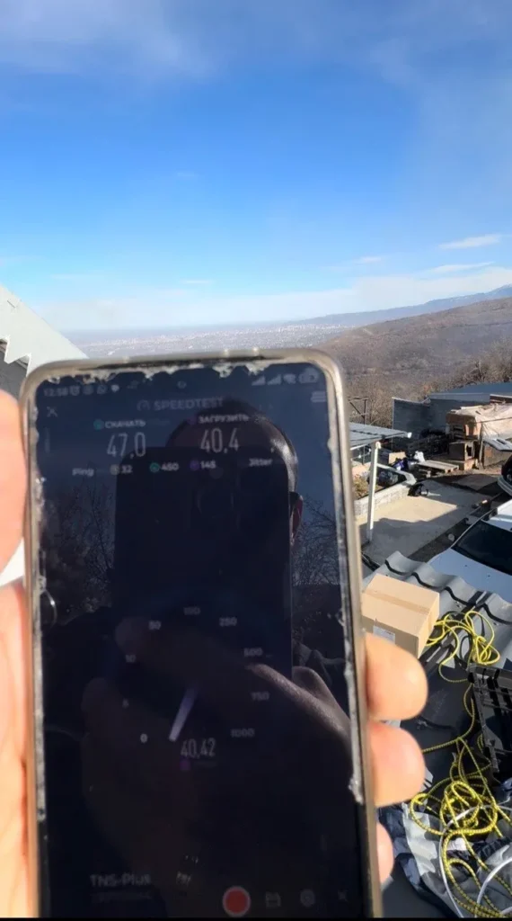 Внешняя панельная антенна 4G/5G для усиления мобильного интернета установленная на объекте в Алматинской области