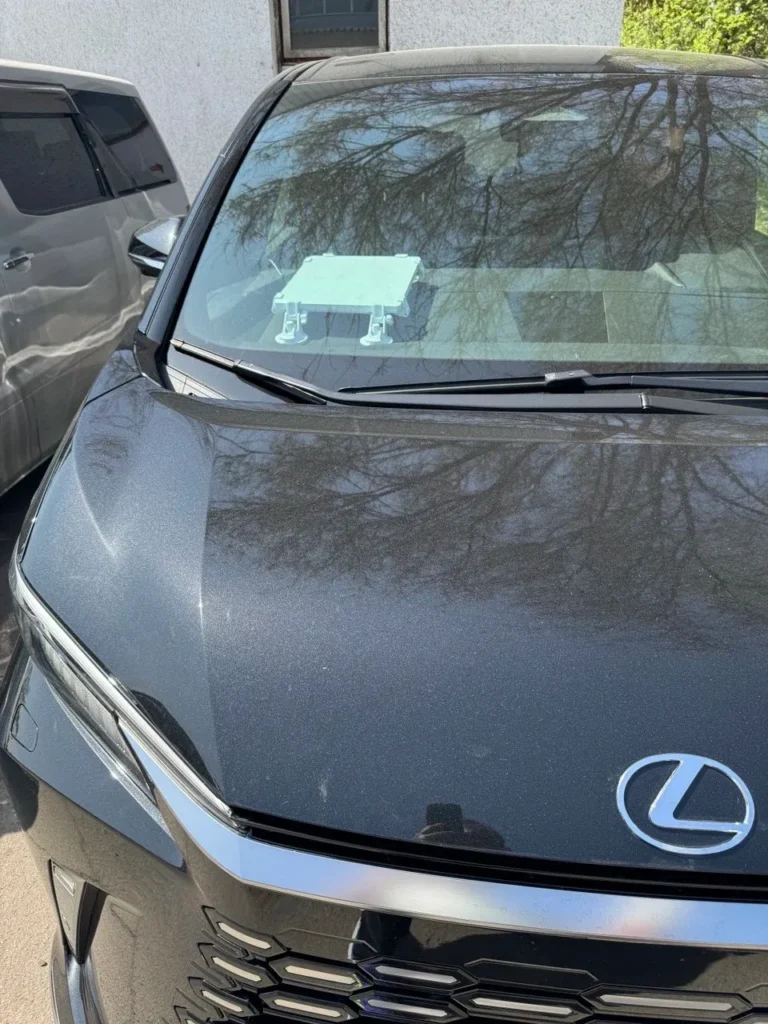 Установка Starlink Mini в автомобиле Lexus LM 350h — скрытая прокладка кабеля