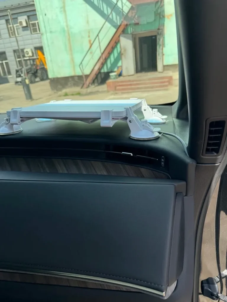 Компактное размещение оборудования Starlink Mini в салоне Lexus LM 350h