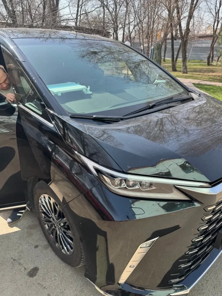 Lexus LM 350h с установленной системой спутникового интернета Starlink Mini